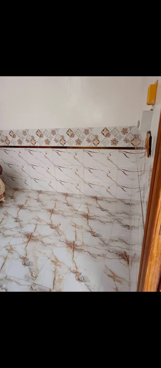 السلام عليكم بيت للبيع ٥٠متر طابقين بناء جديد مثل ماواضح في الصور البوبيات السايدين  الجدد للاستفسار الاتصال على الرقم ***********
