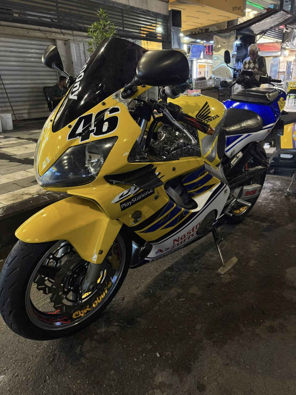 السلام عليكم
دراجة f4i رقم وسنوية تحويل ثاني يوم 
ماشية 38 الف قابل للزيادة دراجة نظيفة كفالة كير ومكينة نظافة الكفرات 65%  عوزه ادامه بسيطة ومثل متشوف الصور مكانهه بغداد كرادة داخل  رايدهه ب37 بيهه مجال جدا بسيط واعيد رقم وسنوية باسمي اي استفسار ***********
