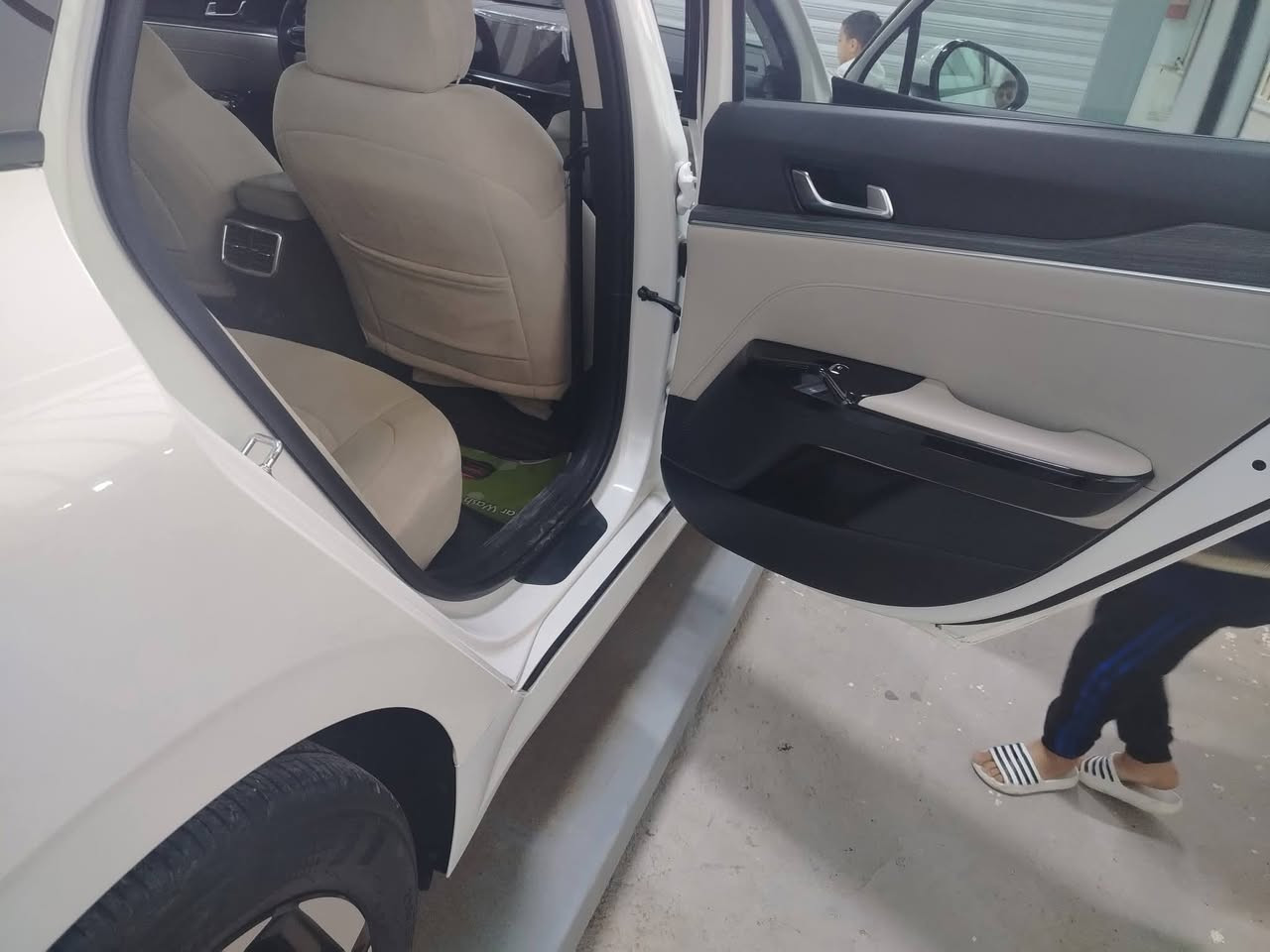 السلام عليكم شباب
للبيع K5 2024

خليجي مكفولة  من كلشي ماشية 34  الف كيلووو السياره على وضع الشركه   رقم بغداد انگليزي تحويل مباشر مواصفات بصمة كشن كهرباء شاشة متصل وتدعم نضام ابل كار بلي كامرة خلفية حساسات امامي خلفي لد امامي داخل ابيض تحكمات كاملة تشغيل عن بعد تبريد شاشة قطعتين تبريد بصمة باب    المراياة تفتح عند  الاقتراب  وكذالك اناره بالباب  ويل 17   يفتح الصندوق عند الاقتراب محرك 2500  السياره على وضع الشركه الكشنات اني مغلفهن دوشمه جاهزه الگير اي تي 8 نمر  مود تحكم اربع انضمه السعر 210  بيها مجال بسيط مكاني بغداد 

*********** بيه واندتس وموجود ما سنجر
