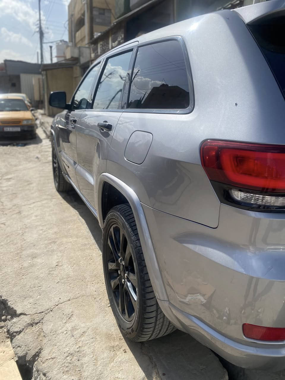 السلام عليكم للبيع جيب كراند شيروكي 20 اصل بلاك توب مواصفات شنو بالك مواصفات بيها مكينه كير حداديه تبريد طخم تاير كله بالظمان والشرط مكينه ٦سلندر  تو ويل ظررها جاملغ وبنيد بدون اي دواخل رقم بصره تحويل مباشر مكاني البصره دور النفط اي استفسار *********** سيد وسام 
السعر 222
