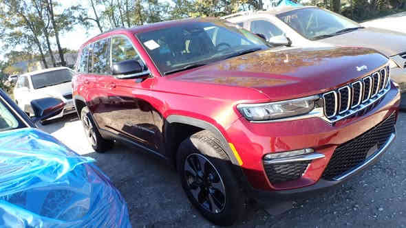 2024 JEEP  GRAND CHEROKEE 4XE
هايبرد كلين تايتل بدون ايرباك شغالة وتمشي السيارة أسبوع  توصل إن شاء الله 
السعر 35000 $ واصل بغداد رقم مجاني من المرور ***********
