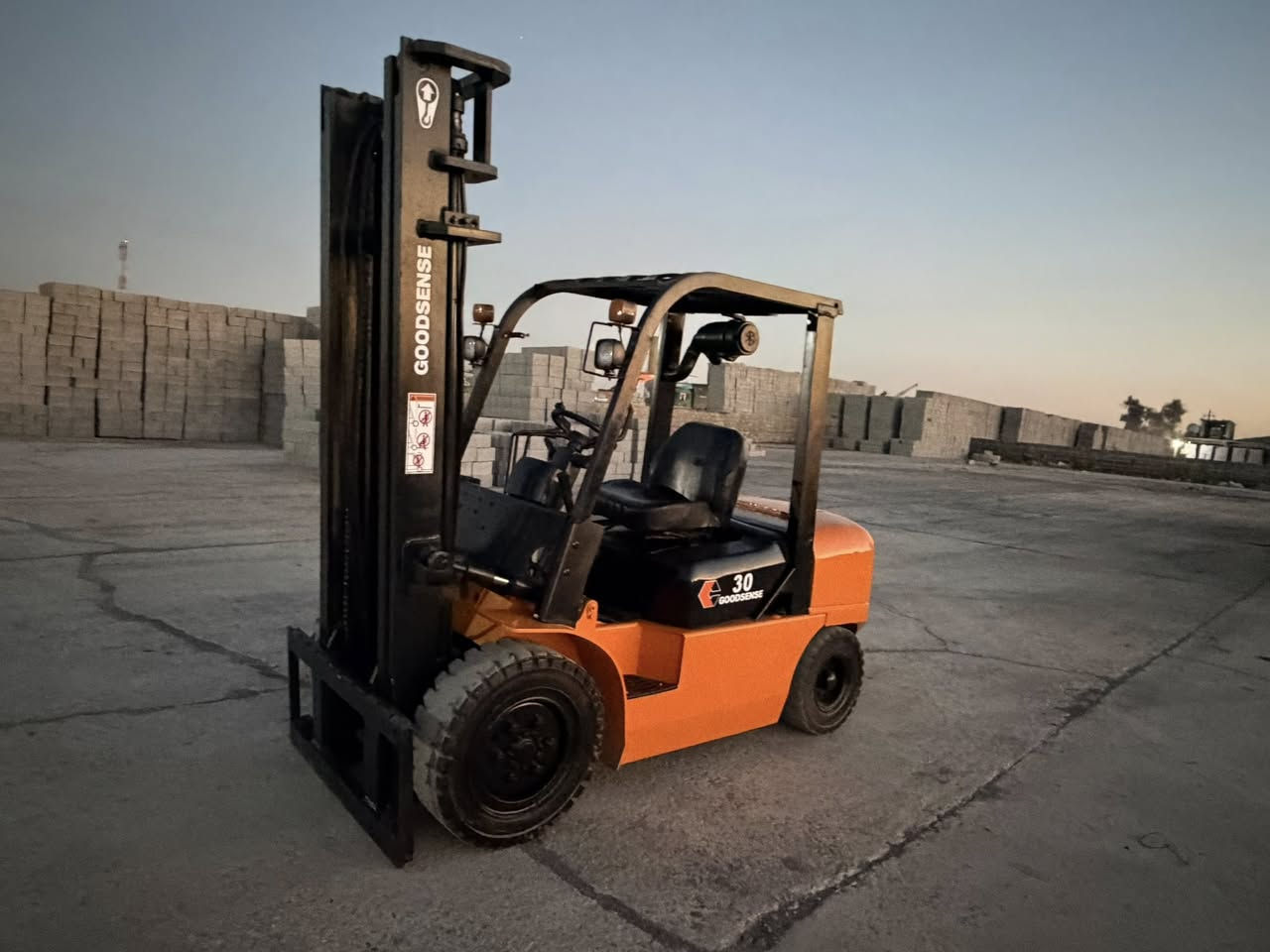 للبيع رافيعة صيني محرك كيرازو زو ياباني.  /3حركة 3طن موديل213
***********
