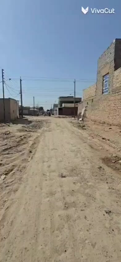 السلام عليكم بيت ٢٠٠ متر للبيع يتكون من استقبال ٨×٤وغرفتين ٤×٥ومطبخ حار وبارد ٥×٥ وصاله وصحيات خارجيه وداخليه سطح شتايكر جديد سيراميك وكاشي ومجاري كله جاهز ومتعوب عليه  سعر ٧٥وبيه مجال بسيط
هاتف***********
