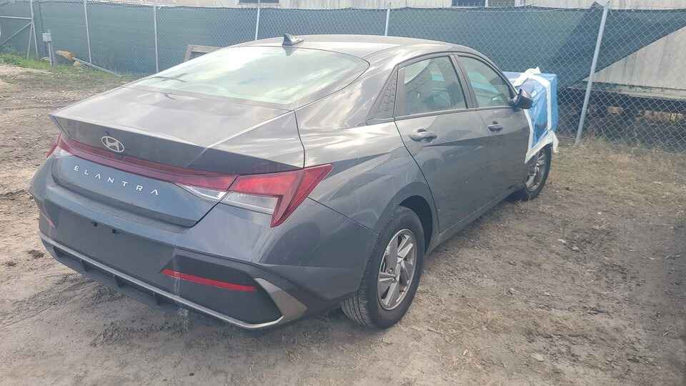 سلام عليكم 
Hyundai Elantra 2025 للبيع 
ترهم كتاب شهداء  حاليا بلمنطقه الحره عمان مطروحه لون اسمنتي محرك 2000 دوش سياره كلش حلوه احله من الصور حادثها فقط بنيد وشويه بارد جاملغ 
السعر (98) قابل للتفاوض شي بسيط 
*********** بغداد, العراق
