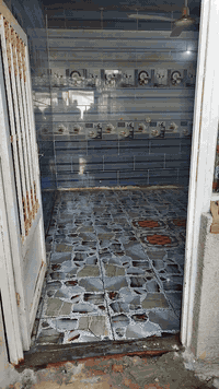 السلام عليكم بيت للبيع ١٥٠متر طابو زراعي مستلم بي إقرار محكمه
..الأساس طابوق حجري البناء ابلوك السقف كونكريت 
مي مجاري كهرباء كلهن عمل درجه اولى البيت غير مسكون حالياً 
وكامل من خلاطات.. مراوح.. اناره..سخان.. 
الموقع خلف جامع الخزاعل بعد الچري يبعد عن المحرم ٢٠متر  
الاستفسار  خاص او الاتصال ***********
