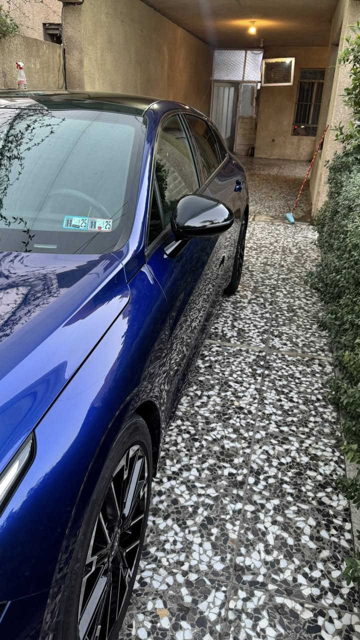 السلام عليكم
KIA K5 GT 
موديل 2025  فول 1/1 اعلى فئة 
محرك 2500 تيربو 
ماشية 7500 كيلو اخت الزيرو 
الحادث تبديل جاملغ امامي بلادي جهة اليمين 
نفس اللون  وصبغ اقل من ربع بالبنيد فقط 
صور الحادث مرفقة مع بقية الصور 
العنوان بغداد جميله شارع خيرالله  
للاستفسار على رقم الهاتف: ***********
