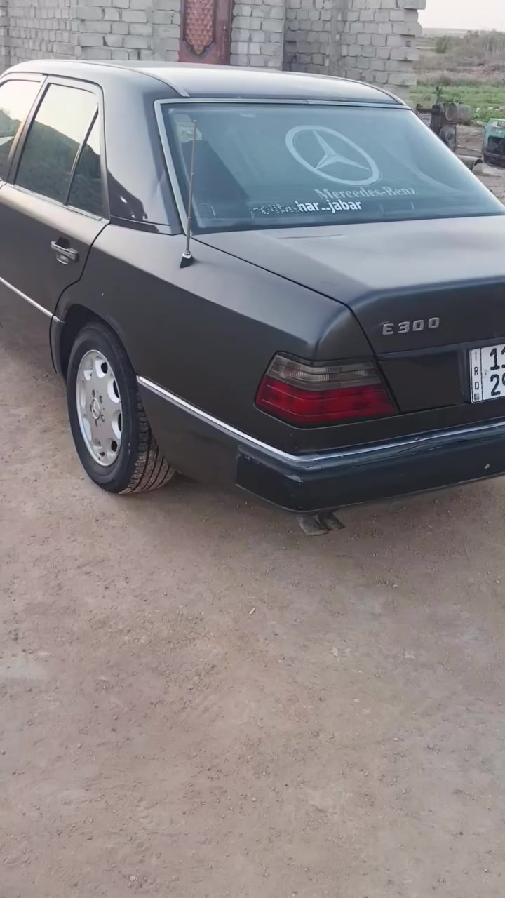 السلام عليكم مرسيدس دب ٣٠٠البيع موديل 1991 محرك اسود عنكبوت ٦سلندر   لاتصال عل الرقم ***********  السيارة رقم بغداد انكليزي باسمي السعر ٥٧ ورقة مراوس بيكم كريت ويل
