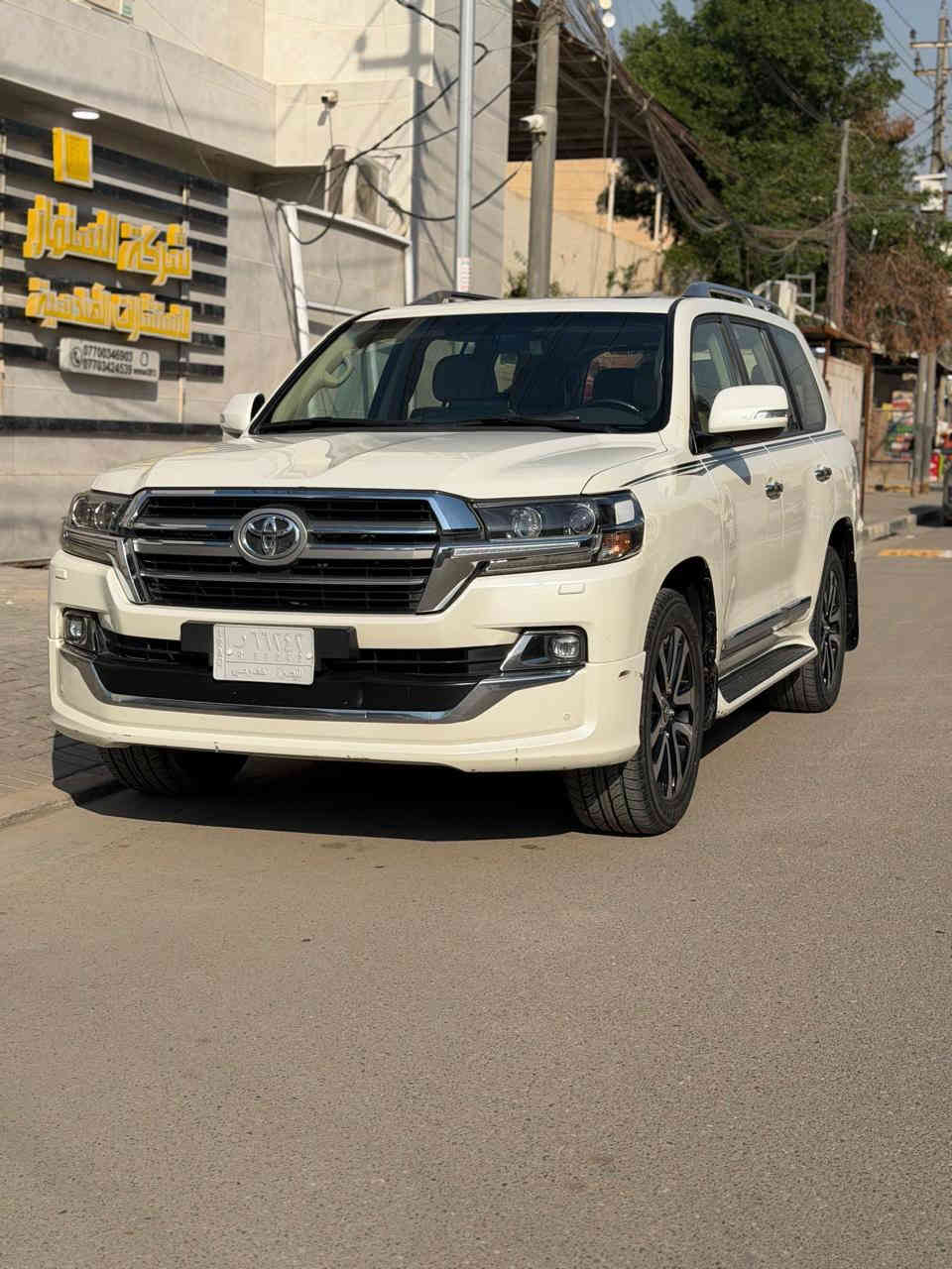 السلام عليكم 
لاند گروز موديل 2019
رقم بصرة 
فول مواصفات 8 سلندر لون ابيض
العنوان البصرة 
السعر 540 وبيها مجال

***********
