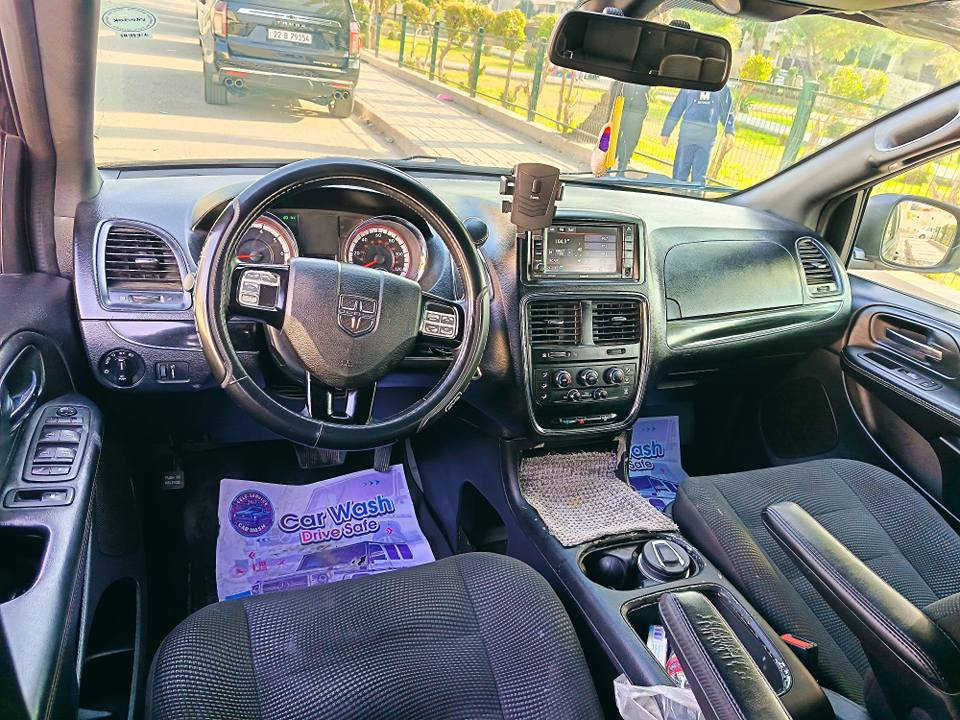 السلام عليكم 
دوج كرفان موديل 2020 سيارة جديدة خير من الله مكينة كير ميكانيك كفاله
 بدون ايرباك السيارة داخلة بدون حادث صار بالعراق بيها حادث تخريب بيها تبديل 3 قطع نفس اللون بابين وجاملغ وصبغ جاملغات خلفية وباب سايق  والسلايت صفحة السايق حادث خارجي بدون اي دراخل
 كله تشخيط ماشية 44 الف
 برمجة مصطفى ايگل الظهر حماوة جوه النص خير من الله
مواصفات عادية بيبان ميكانيك شاشه تحكمات
تبريد 3 قطع تشغيل عن بعد كامره خلفية سيارة مال بيت بانزين محسن مشامه بانزين عادي دهن اصلي السياره داخليتها وميكانيكيتها كلها عالشركة جديدة وتعمير احلى من الشركة الصبغ سيارة مال جناي
 او تفيد اصحاب الخطوط
رقمها اربيل
 تحويل وكالة مظمون
 السعر ١٦٥ ورقة مجال او مراوس حسب القناعه 
 مكان السيارة بغداد حي الاعلام*********** بغداد, العراق
