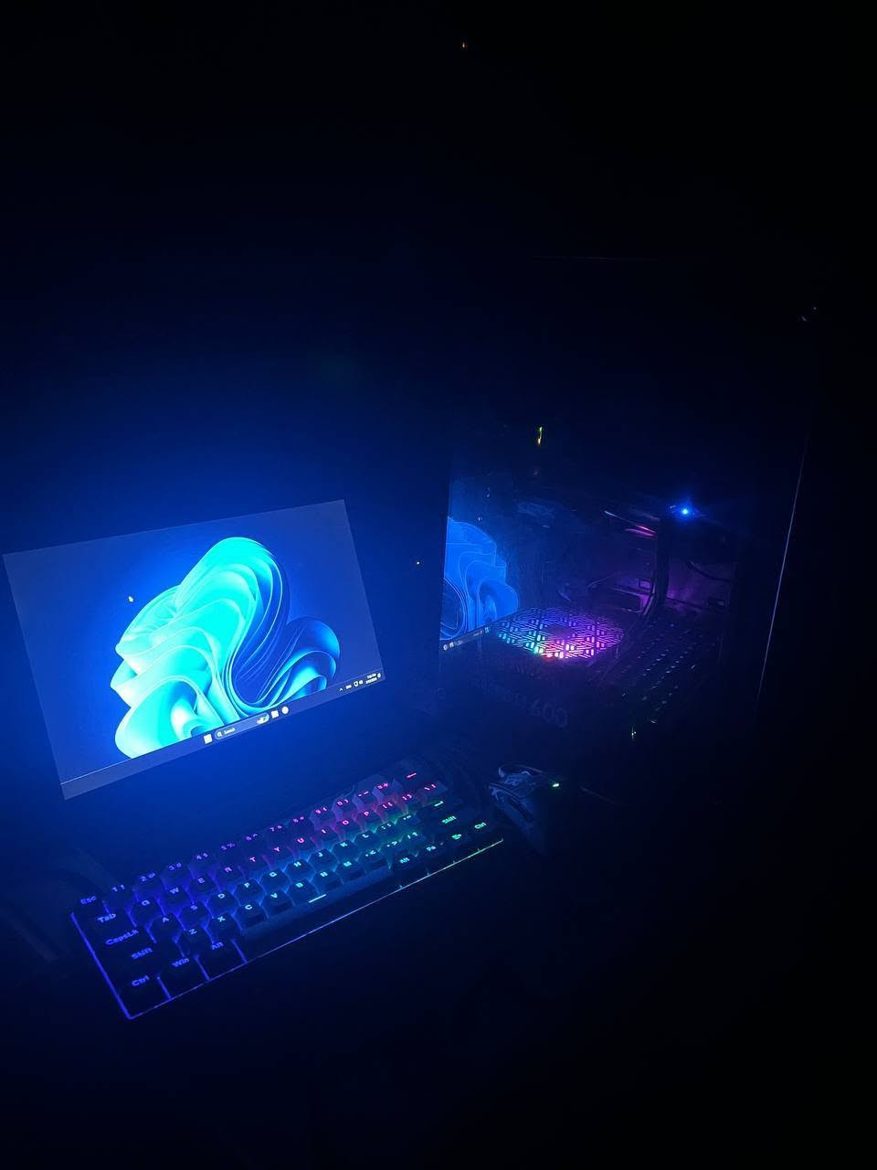 💻 مواصفات الجهاز:
🖥 نظام التشغيل: Windows 11 Pro 64-bit
🧠 المعالج: Intel Core i5-10400F @ 2.90GHz (الجيل العاشر)
🎮 كرت الشاشة: AMD Radeon RX 580 8GB (XFX 2048SP)
🧩 الرام: 16GB DDR4 Dual Channel 2x8
🛠 المذربورد: Gigabyte H410M H V2
💾 الخزن: SSD M.2 Lexar NM620 1TB
Power Supply Kratos 600 watt
السعر ٥٠٠ ومكاني بغداد 
***********
