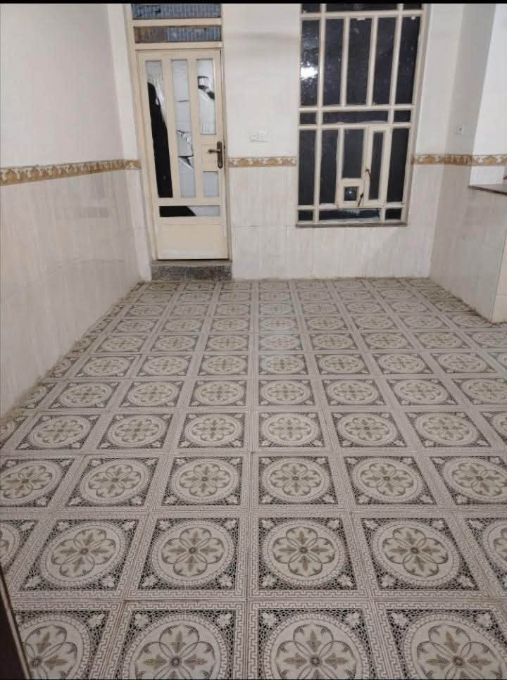 بيت للايجار طابق الثاني في حي الضباط يمة المحكمة متكون من غرفة و مطبخ وصالة واستقبال وحمام والماء والكهرباء علئ ابو البيت الايجار ٤٠٠ بالشهر التواصل ***********
