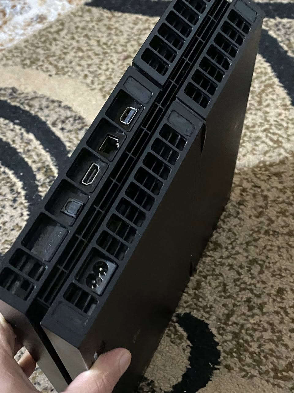 � للبيع: بلاي ستيشن 4 فات مع ألعاب

📌 المواصفات:
🎮 موديل: PS4 الإصدار فات
💾 ذاكرة داخلية: 500 جيجا
🎁 مع كامل الملحقات:
✔ يدين أصليتين
✔ كل الكابلات والشاحن
🎮 الألعاب المرفقة:

 • كلّوف ديوتي (Call of Duty)
 • جيتاي (GTA)
 • كود إف أور (COD4)
 • بيس 2026 (PES 2026)

📍 الموقع: الموصل، جانب الأيمن

💰 السعر: 170,000 جوه السوك 🙂‍↔️


**إذا كنت صاحب هذا الإعلان وتريد حذفه لأي سبب، رجاءا أرسل رسالة إلى الدعم الفني**