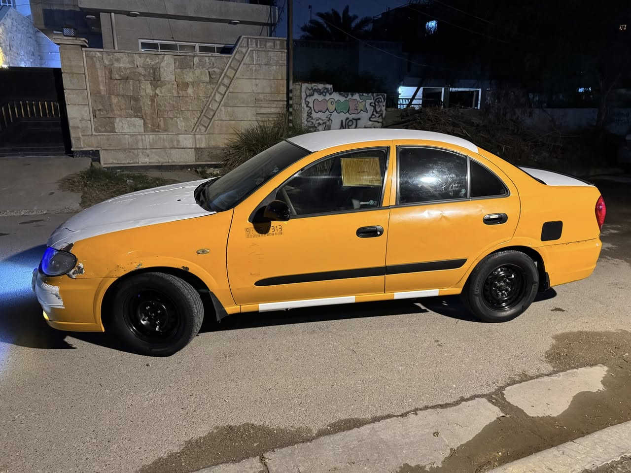 السلام عليكم نيسان سني 2011 
سياره كير عادي من الشركه العامه سياره بلادي صفره 
مكينة السياره 1600 خير من الله وكير السياره فقط النمره الخامسه متجي بيه القليج وتكلف 150 الف دينار عراقي  
ملاحضات السياره جاملغ الايسر  من جهت  السائق   موضح في الصوره  والجنطه بيه رصعه الجاملغ ممصلحه ول رصعه هم ممصلحه يعني نفس ما هنه موجودات وبسيطات  كلش 
الكلج جديد عنبار جديد داخل السياره كله مدوشم ومغلف لايلون ولكاعيه سفاري كله سياته خير من الله سياره ويدي بيه  سياره مال جناي موو مال بياع شراي 👍. 

سعر السياره 90 وبيه مجال للشراي ♥️. 
رقم الهاتف ::   *********** متواجد عل خط وعل واتساب ممتواجد فيس بك 📞
