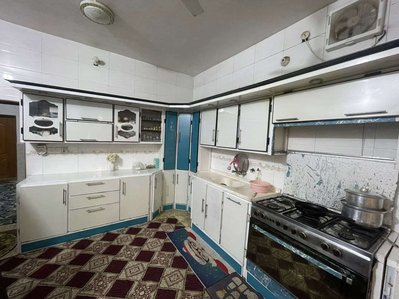 مطبخ المنيوم بسعر مليون وربع قياس الاضلاع 5 متر /280 سم عدد امتار المطبخ ١٨ متر للأتصال ***********
المطبخ نضيف مع سنك مرمر
