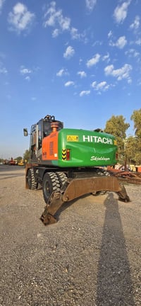 حفارة هيتاشي ١٧٠ البيع دخول جديد سعر ٦٥٠  رقم تلفون 07732206060