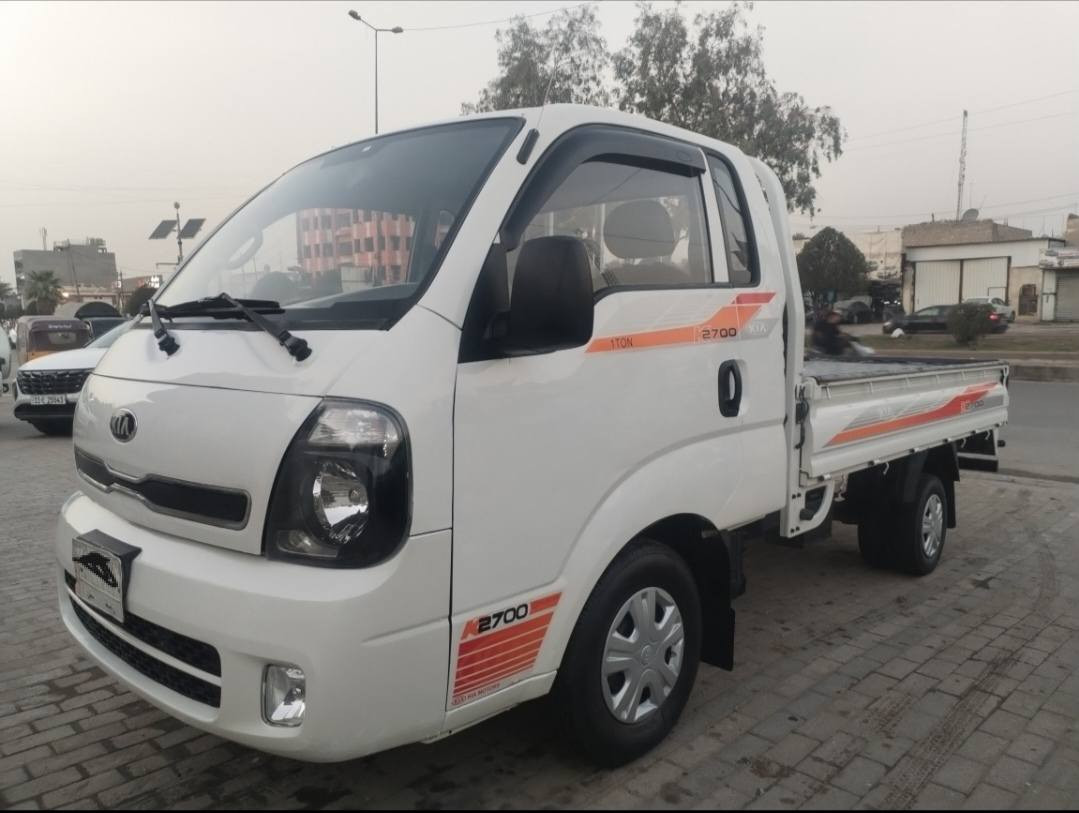 كيه بنكو 2700.  موديل2015 واسط. الماني مشروع وطني سنويه 2027 شاصي وكير اكسل نظيفات
 مكينه بيه خيط بخار صدر وتخم تاير نظيف مكفولة من الضربه السعر 105
رقم الهاتف ***********
