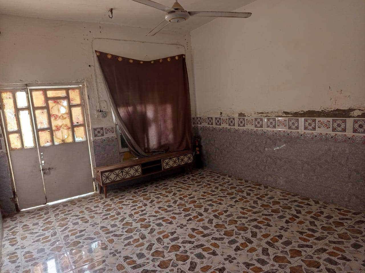 السلام عليكم
للبيع مشتمل طابوصرف مساحه ١٢٥م تبليط كهرباء مولد مجاري جميع الخدمات متوفره وجيران محترمين الموقع نهايه حي العسكري المسمى حي البدو سابقآ  السعر٥٢مليون بي مجال قليل للأستفسار *********** بأسمي.
