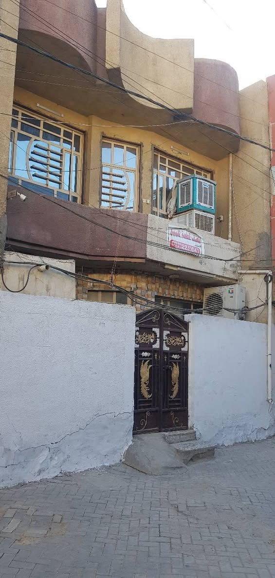 نص قطعة امامية للبيع قطاع ١٩  صب
اول فرع مطعم ايلاند رابع بيت على مدرسة قريش
الطابق الاول مطبخ واستقبال وصالة كبيرة وصحيات
الطابق الثاني غرفتين نوم وصحيات
الطابق الثالث بيتونة كبيرة تصلح مخزن.
للاستفسار ***********
