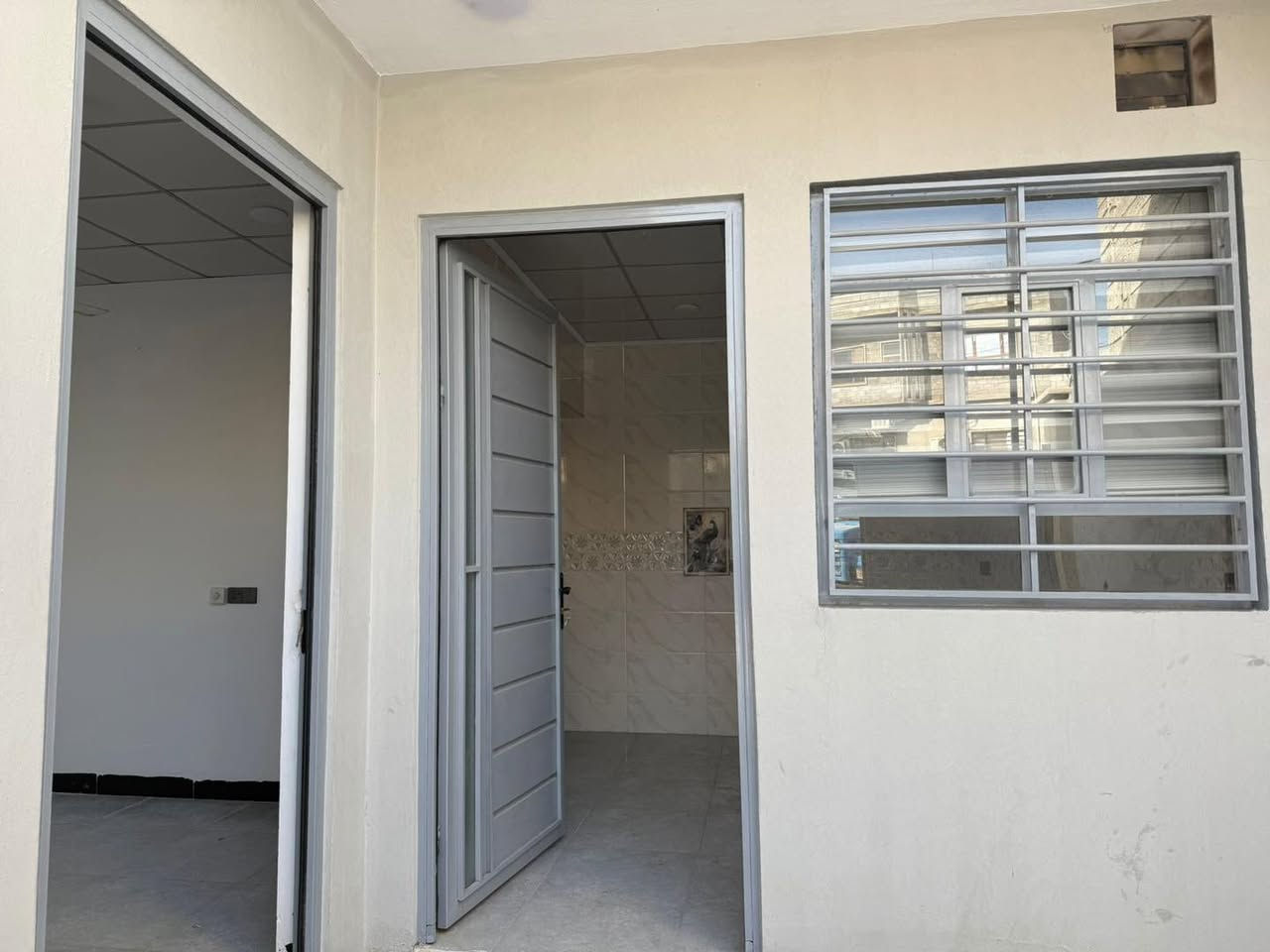 #للإيجار 
دار سكني طابق واحد زيرو حديث للإيجار 
حي الملايين قرب الكمرك ، تبليط خدمات كامله 
المساحة ١١٠م 
غرفتين نوم + استقبال + هول + خدمات 
الإيجار الشهري ٣٠٠ الف 
 *********** + واتساب
