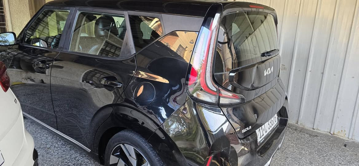 سلام عليكم
للبيع كيا صول موديل 2023Kia Soul
 فول مواصفات جيتي لاين 
 فتحه وبصمه
 وشاشه ايباد 
زنون بلادي 
وكشنات جلد 
شاشه فوتشوب
  حساس اطارات 
كشاف امامي شغال 
انضمه قياده
 حجم المحرك 2000 دوش
 شاحن وايرلس 
تبريد بيانو 
رادار امامي شغال رادار خلفي شغال
 رادار يمنه ويسره توقف ذاتي عنده رجوع بك
 ناره داخليه دمامات صوت امامي وخلفي
 تحكم جهتين
 حاكيه مانع نزلاق
 شاشه كبيره ولمس
 كامره دواره 
اشاير بل مري
 تشغيل عن بعد
 بيبان بصمه 
دواخل مطعم بحمر بلادي
 دبل رف خلفي 
ناره داخليه led
 ولكب كروم حجمه 18 تخم تاير جديد
  السياره مكفوله شواصي ولغود حادثه جاملغ امامي وشوية بلبنيد مصبوغه فقط   جميع الارباكات سليمه  صور الحادث مرفقه ويه الصور
بغداد بسمي  وبعد بيها موصفات هواي 
السيارة جديدة جداا مسويلهة ادامة كاملو وشادلهة تخم تاير جديد وبطارية 
مكاني بغداد الرصافة
***********
السعر ١٥٥ وبيهة شوية مجال
