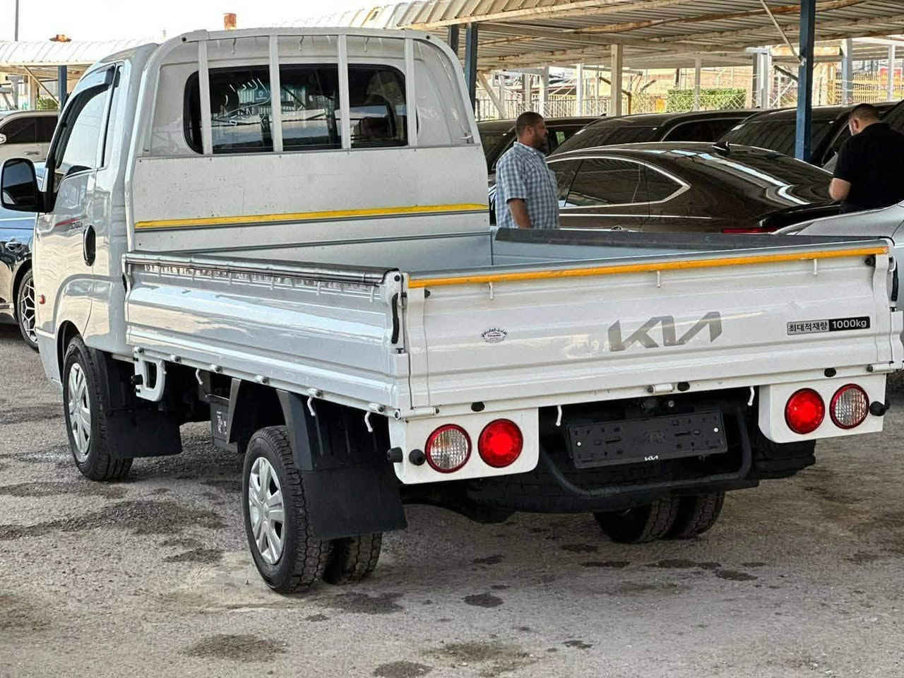 0795106431
للبيع: كيا بونجو 3 (Kia Bongo III) موديل 2022
​سيارة بيك أب كيا بونجو بحالة الوكالة، تتميز بالاعتمادية والقوة في الأداء، مثالية للأعمال التجارية والنقل.
​تفاصيل السيارة:
​الموديل: 2022.
​الحالة العامة: فحص كامل (بحالة ممتازة).
​ناقل الحركة: عادي (Manual) 6 غيارات.
​المواصفات الداخلية: * نظام تكييف وتدفئة فعال.
​تدفئة مقاعد وتدفئة مقود.
​نظام صوتي يدعم (Bluetooth / Radio / Media).
​تحكم كهربائي بالمرايا.
​المواصفات الخارجية: * إضاءة LED نهارية وكشافات ضباب.
​صندوق خلفي واسع مجهز للنقل الثقيل.
​إطارات بحالة ممتازة.
​الموقع:
​معرض صادق العقرباوي لتجارة السيارات
المنطقة الحرة - شارع 10 شمال.
​للتواصل والاستفسار:
​يرجى الاتصال على الأرقام التالية:
​0795694552
​0795106431
​ملاحظة: المعاينة خير برهان، السيارة جاهزة للاستخدام الفوري ولا تحتاج لأي صيانة.


**إذا كنت صاحب هذا الإعلان وتريد حذفه لأي سبب، رجاءا أرسل رسالة إلى الدعم الفني**