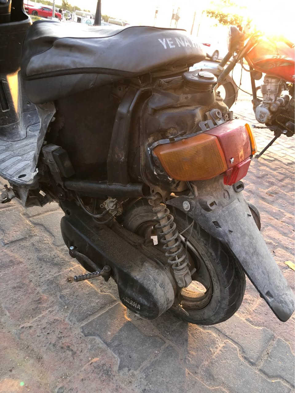 بطه موديل ٢٠٠٠ دبل سكليتر لون رصاصي دراجه بيهه نواقص بسيطه مكينه كير حلوات ناعمات شلعه قويه ومعدل سريع كلش لايت شغال هورن شغال كفرهه الخلفي موجود وصفاحيات موجوده نظاف بلاديات بيهه لحيم بشاصي و بيهه ونه اكسن 
كلجات جدد تايرات نظاف 
جوزه بلاديه جديده قفل ستيرن شغال دوشمه كشن جديده الدراجه شوفه عينكم وصخه يرادلهه غسل وترتيبات بسيطه يرادلهه تنظيف كابريتر بس هيه شغاله بكل وقت هندر واحد تشتغل كبل السعر ١٨٠ الف مكاني كربلاء هذه رقمي *********** اتصال او واتساب كربلاء, العراق
