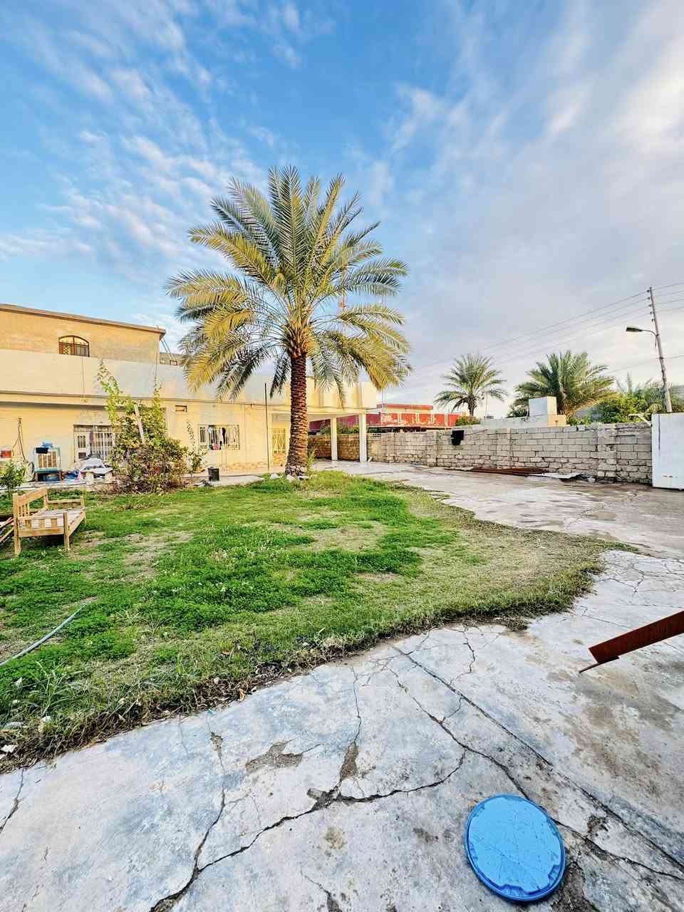 السلام عليكم طابو ملك صرف سند مساحه 357 متر متكون من 4 غرف وهول وربعه ومطبخ وحديقه واسعه  الطابق الارضي سيراميك وايضاً  ركن على شارعين المربع الاول من الحي العسكري تحويل مباشر قرب دائره قائم مقام العلم والسعر مناسب خاص مارد للمعاينه والاستفسار الاتصال ***********
المكان العلم
