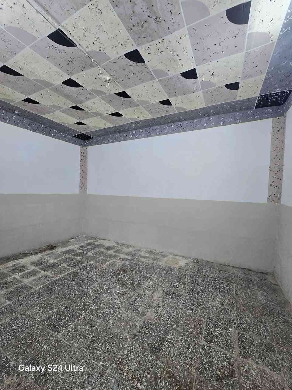 بيت لبيع بشارع المطار الجديد بشارع علكم المساحه ٦٠متر يحتوي على غرفه وصاله ومطبخ وصحيات وطارمه السعر ١٥ وبي مجال  للستفسار *********** مكتب بركات ام البنين قرب مثلجات سنبله
