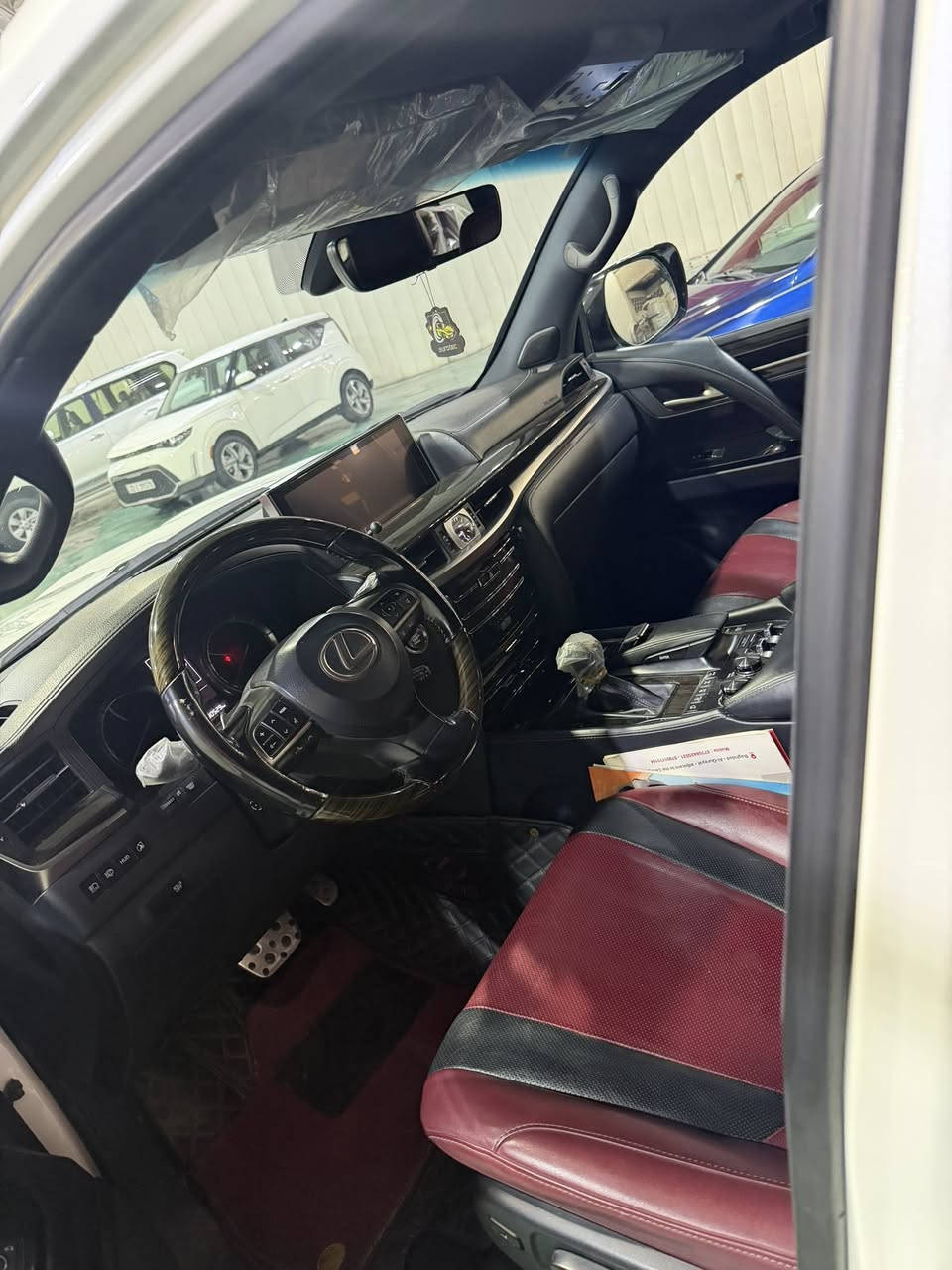 السلام عليكم لكزز موديل ١٩ مكفوله بيها ملاحظات بسيطه وبأسمي السياره جاهزه وجديده ماشيه ٨٠ الف كيلو عنوان السيديه السعر ٧٣ الف دولار و٥٠٠ رقم بغداد هزه وفحص وسنويه كلها جديده ***********
