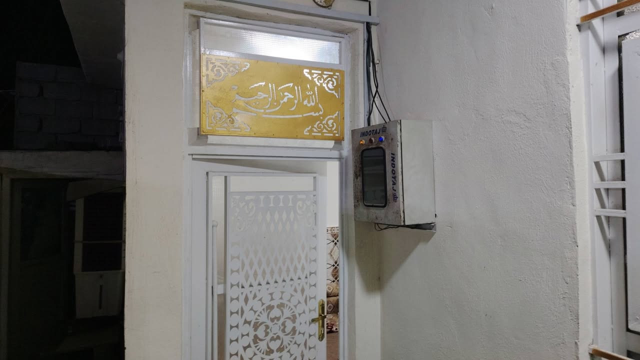 بيت للبيع مساحه 112 متر واجها 7 ونص  يتكون من استقبال و صاله و غرفه نوم و مطبخ و مناور 2  صحيات خارجيه و داخليه المكان الشبانات حولي 100 اول نزله عن الحولي للاستفسار اكثر اتصل ***********
