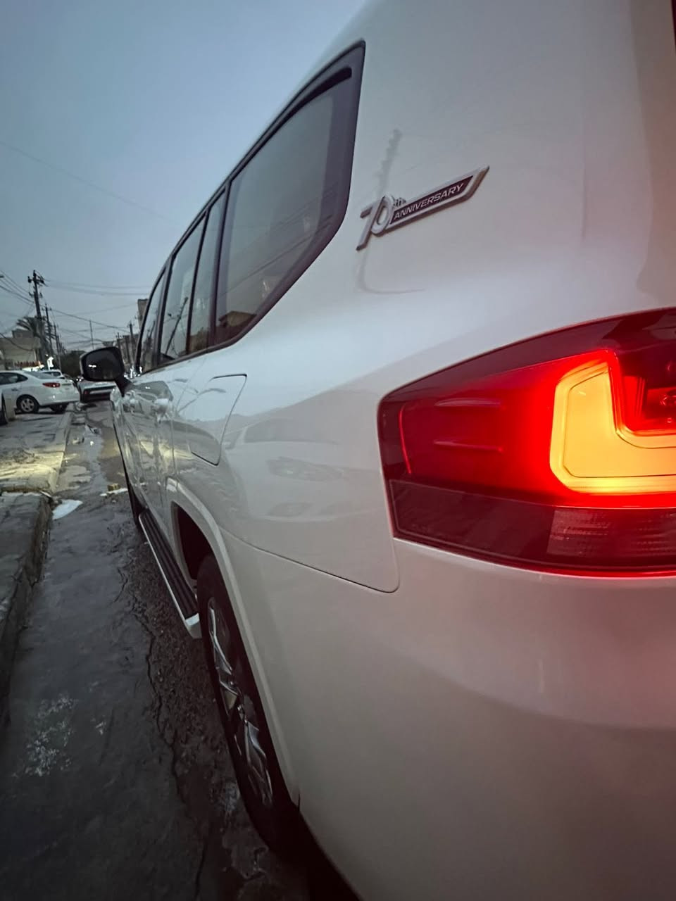 السلام عليكم  لاندكروز 2022 GXR ساس باب اول سياره مكينه 3500 تون تيربو سياره شاشه VX تبريد في الكشنات شاحن واير ليس تطبيق 3شاشات باب خلفي كهرباء كرسي السائق 3حركات دبل كرسي كهرباء حساس امام و خلفي فور ويل سبورت مود بصمه تشغيل عن بعد 4بيبان دخول ذكي زراك امامي ساس باب اول داخله سيرفس كامل كله في الوكاله سياره جواها تخم تاير دلوب اصلي كير و مكينه عله وضعيت الوكاله
الملاحضه////شبر بارد في الدلعه الخلفيه مكانها بغداد ***********
