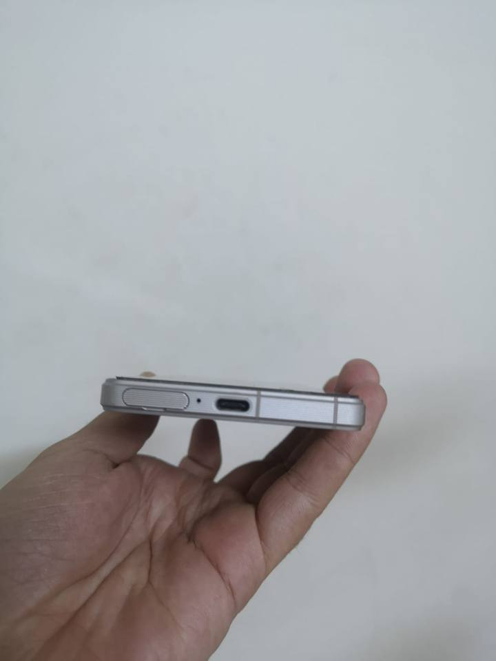 السلام عليكم
سوني اكسبيريا ون مارك 5  1v جهاز راقي جدا معروف المواصفات 
معالج snapdragon gen 2 
بطاريه ممتازه بسعه 5000 ملي امبير 
شاشه 120 هيرتز 4k. 
جهاز مليان مواصفات 
ذاكره 256 عشوائيه 12 
مراوس مع جهاز سامسونك s22 الترا 
او بيع السعر 325 الف جهاز فول نظافه يشهد الله 
للتواصل :***********
مكاني بغداد مشتل
