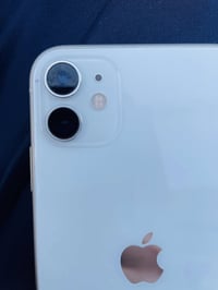 ايفون 11 عادي للبيع   كلشي مابدل شرط مامفتوح  بطاريه 77   جهاز نضيف كد...