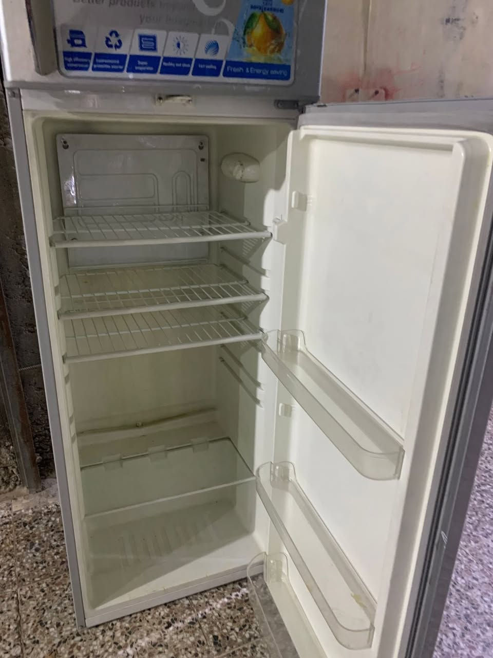 ثلاجه لبيع خير من الله جهازه نضافه ‎%‎95مكاني بغداد لعبيدي سعر 165رقم ***********
