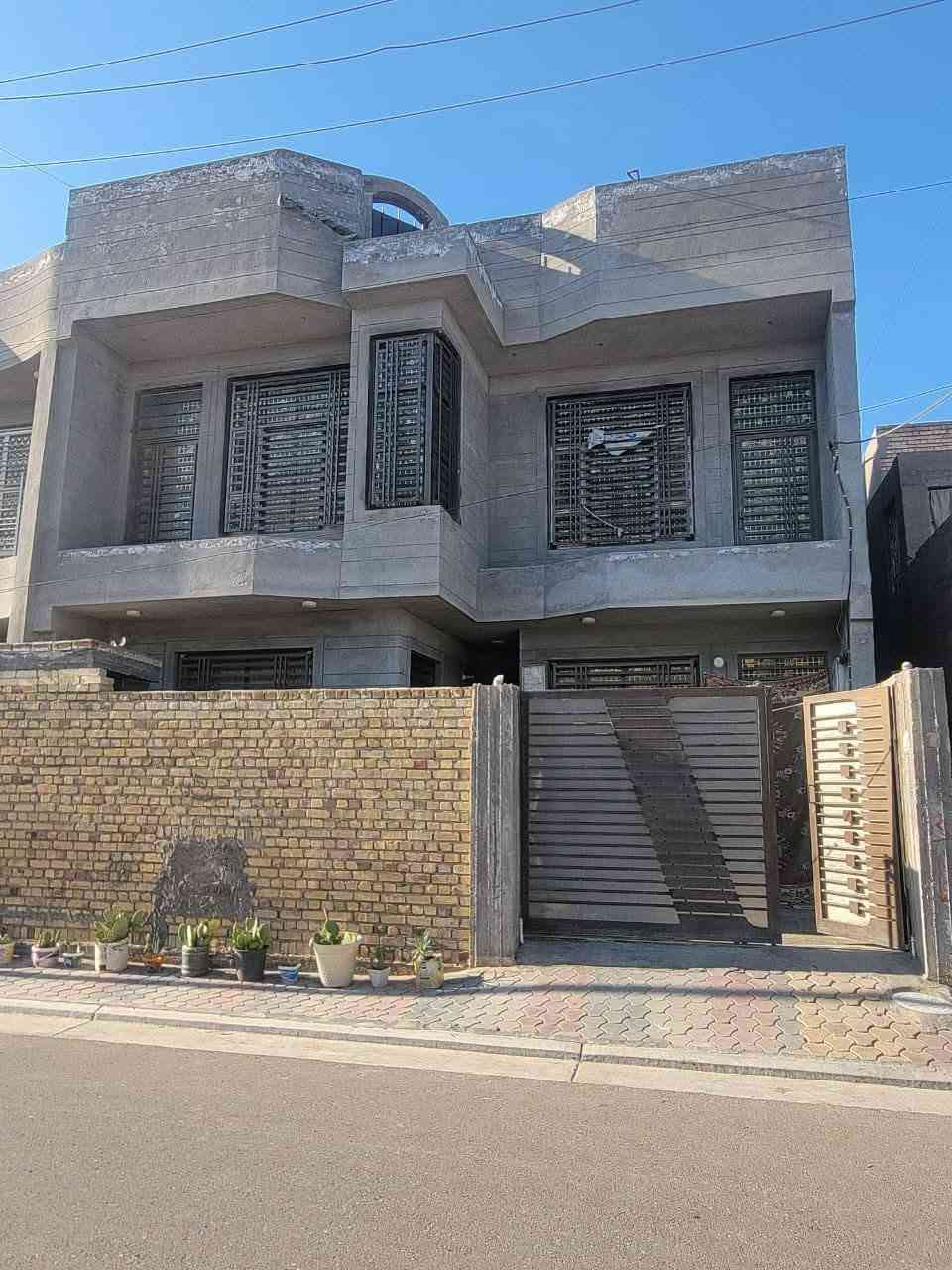للبيع بيت مساحه  ٢٠٠ متر حي الرياض الشارع الرئيسي خلف البريد مباشرا
الأساس رفت 
طابقين مثل ماواضح يمك يلتصوير 
الطابق الأول كامل عل اخر حبايه غرفتين نوم وصاله واستقبال ومطبخ ومجمع صحيات
الطابق الثاني  غرفتين نوم وصاله ومجمع صحيات 
بس الطابق الثاني عوزه لبخ وارضيه
مساحه الشارع ١٢ متر
***********
***********

