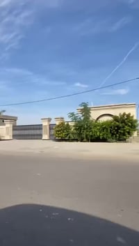 “امتلك أرضك الآن في موقع استراتيجي ومخدوم بالكامل!”  نوفر لكم قطع أراض...