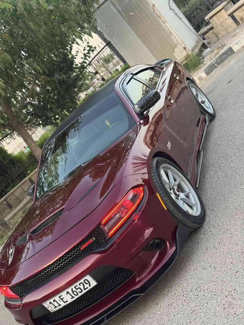 للبيع جارجر scat pack سكات باك  موديل 2021 حادث بسيط رقم بغداد حرة باسمي هزة جديدة مواصفات :
مكينة 6400
فجوج بريك brembo 
شاشة جبيرة car play  + كامرا دوارة
رادار جانبي + نقط عمياء
كشنات جلد + تدفئة
 تدفئة ستيرن
سستم صوت ALPINE
تشغيل عن بعد
نظام launch control للتحكم بالانطلاقة
مودات srt للقيادة(eco,sport,track,custom)
شفتات ستيرن
هيتر مري 
حساس خلفي
عليهة منظومة زنون اصلي وبالنسبة للاضافات : 
سقف روز رايز اصلي  متغير الوان
مازدات اوراكل الوان متغير عالتلفون + عين الشيطان
كزوز تحكم ريمونت+ داون بايب
واكيد برمجة مصطفى ايگل
وباقي المواصفات المعروفة والسيارة جديدة كلش وكاملة مكملة اي نقص مابيهة وماشية ٤٨ الف وحادثهة  جاملغ و بنيد بدون دواخل( شواصي مكفولة ) قطعتين صبغ فقط وبيهة مكانين بارد والباقي كفالة ايرباك طاك وراجع سستم  وصور الحادث موجودة عندي عالخاص والسعر 208$ للاستفسار ***********
