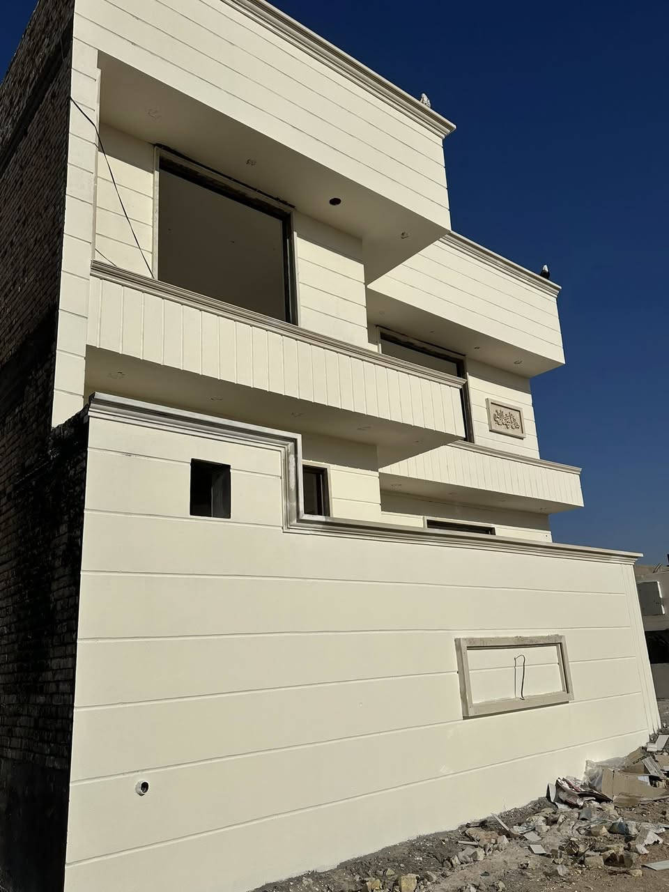 بسم الله الرحمن الرحيم 
دار سكن طابو زراعي سند ٢٥ 
رقم ومعاملة بلديه كامله 
——————————————
المساحه : ١٨٥ م 
الواجهه : ١١.٥ م 
النزال : ١٦ م 
——————————————
الموقع : حي الجامعه شارع الحولي مقابل باب الجامعه الخلفي مباشرتا  يبعد عن الشارع العام ٤٠ متر فقط ثالث بيت عن الشارع العام 
———————————————
الدار حديث بناء ٢٠٢٦  قيد الانشاء المرحلة الاخيره تسليم مفتاح خلال ٢٥ يوم فقط 
————————————————
التفاصيل : طابقين كونكريت مسلح بناء درجه اولى 
الطابق الاول : 
غرف نوم عدد ٢ وصاله ومطبخ واستقبال ومجموعات صحيه عدد ٢ مناور عدد ٢ وكراج سياره 
الطابق الثاني : 
غرف نوم عدد ٢ وصاله ومجموعه صحيه  
—————————————————
للاستفسار الاتصال على الارقام التاليه او مراجعة مكتب الحولي للعقار مجاور مستشفى الحياة 
***********
***********
