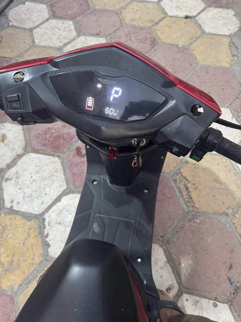 السلام عليكم دراجه سكنس فحل  شحننن دراجه نضيفه كلش استعمال قليل كلش   خمس بطاريات  مكان الدراجه ناصريه مركز سعر الدراجه 850 وبيه  مجال ***********
