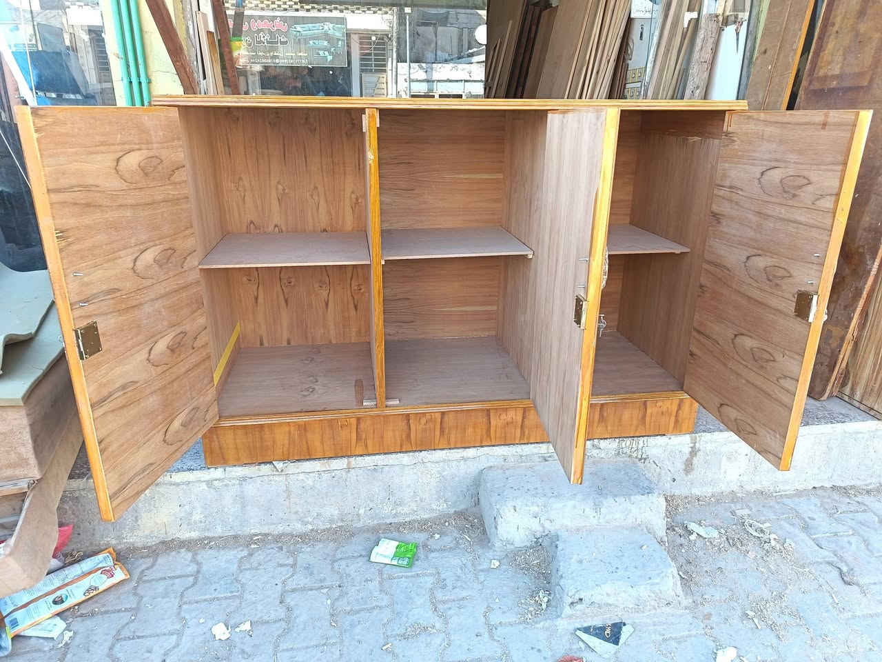 السلام عليكم ورحمة الله وبركاته
بوفيه للبيع جديده غير مستخدم  صاج تسكام جاهزه
حي النصر ***********
