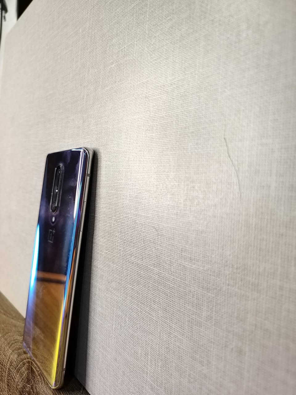 الجهاز الظاهر في الصور هو OnePlus 8
اللون المميز جداً للظهر يسمى Interstellar Glow (وهو لون متدرج يعكس ألوان الطيف وقريب من ألوان الغروب).
إليك المواصفات والمعلومات العامة الرئيسية للجهاز بناءً على واجهة النظام المفتوحة في الصورة:
⚙️ الأداء والعتاد الداخلي
المعالج: Qualcomm Snapdragon 865 ثماني النواة (يدعم شبكات الـ 5G).
ذاكرة الوصول العشوائي (RAM): تأتي بحجم 8 جيجابايت.
ذاكرة التخزين الداخلية: 128 جيجابايت.
نظام التشغيل: يعمل بواجهة OxygenOS 13.1 المبنية على نظام أندرويد.
📱 الشاشة والتصميم
حجم الشاشة: 6.55 بوصة، وتأتي منحنية الأطراف (Curved) مع ثقب للكاميرا الأمامية في أعلى اليسار.
نوع الشاشة: Fluid AMOLED بتردد 90 هرتز لشاشة سلسة جداً أثناء التصفح والألعاب.
📸 الكاميرات
الكاميرا الأمامية (السيلفي): بدقة 16 ميجابكسل.
الكاميرات الخلفية (ثلاثية):
كاميرا أساسية بدقة 48 ميجابكسل.
كاميرا بزاوية واسعة (Ultra-wide) بدقة 16 ميجابكسل.
كاميرا ماكرو (لتصوير الأشياء القريبة) بدقة 2 ميجابكسل.
جهازك OnePlus 8 يدعم تشغيل لعبة ببجي (PUBG Mobile) بسلاسة فائقة تصل إلى 90 فريم (90 FPS) عند اختيار إعدادات الجرافيكس على Smooth (سلس).
سعره 190 فقط وبي مجال . ***********
