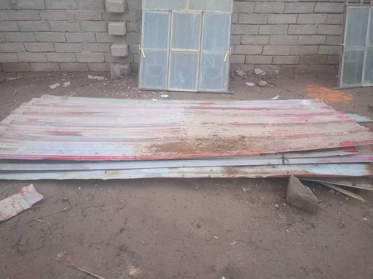 السلام عليكم. هيكل سقيفه3×3،،جينكو عدد 8,الطول3متر،شبابيك عدد2,  شيلمان عدد6 ,3 طولهن 5 متر و3 طولهن 4متر ويتوفر جندل او قوق العدد 8 ،طولهن 4 متر المكان القرنه مزيرعه ***********
