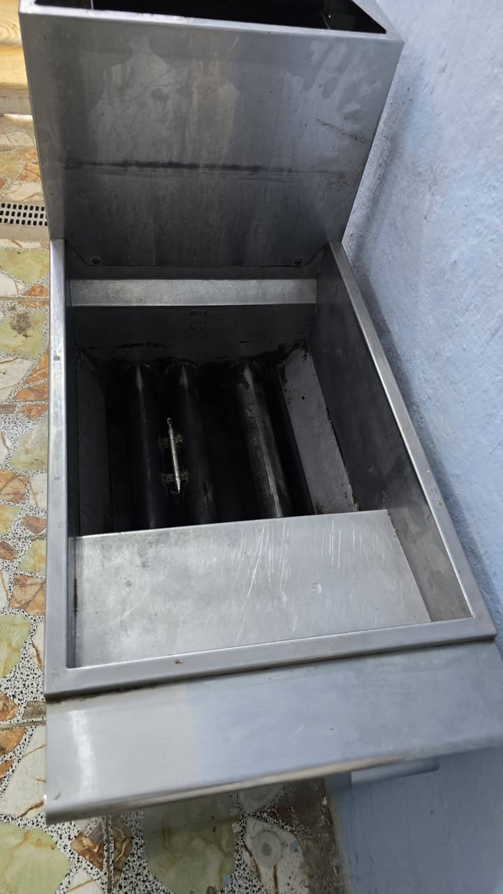 قلاية بطاطس وستربس  شركة (Commercial Deep Fryer).
الحالة: مستعملة بحالة ممتازة وجاهزة للمعاينة 
* المشعل يعمل لا كن المدافع  لا تصلها غاز  مشكلة صيانة بصيطة

السعر 350

المكــــــــــــــــان: بابل

للتواصل ***********
