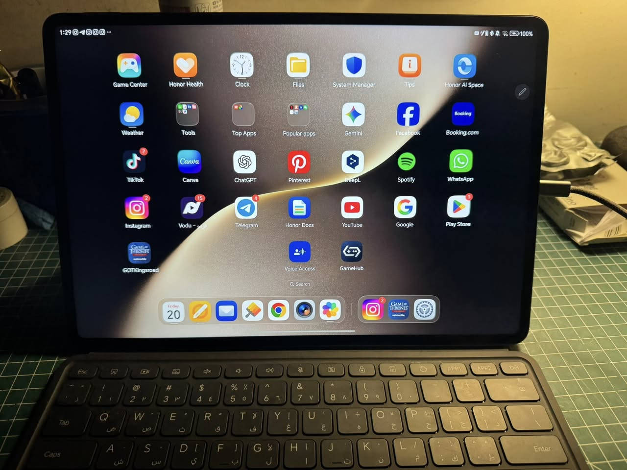 السلام عليكم
Honor magicpad 3
الاحدث من اونر 
نظافة 95%
بطارية 100%
استعمال قليل اقل الشهرين
يجي وياه كامل ملحقاته 
كيبورد 
وقلم 
رام 16
تخزين 512
رايده ب 850 وبي مجال بسيط للشراي 
للتواصل واتساب 
***********
