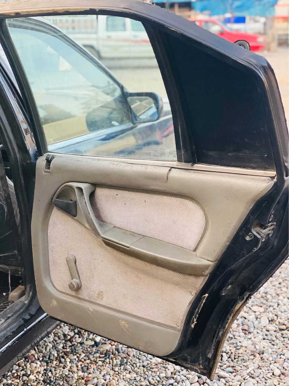 ١٩٩٠ 
ئارم بلاستيك سليماني 
مةكينة ٢٠ 
دةعم و ليداروي بة شةرت 
موس و براوة بة شةرت 
گير تؤماتيك 
سلايد 
گةرمي 
لايت و بةگلايتي نوي 
دةعامي بؤ دةعامي بة شةرت 
جركةي تيا نية 
سةيارةكة تازة سبوغ كراوةتةوة و زؤر زؤر جوانة 
ئةوليات بة شةرتي دائيرةي مرور 
شوين كؤية 
نرخي ٢٣ گةلا و مةجال 
***********
*********** كويسينجاك, أربيل
