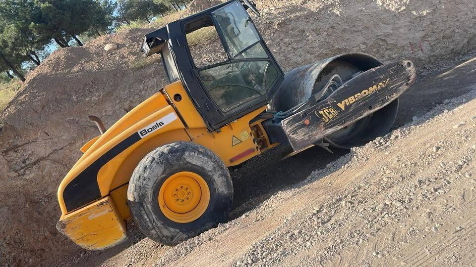 عاديل JCB
موديل2006
 محرك 6بستن
رقم تحويل بشرط
نوع ستيل و اطلاف
سعر410$مجال
***********☎️
