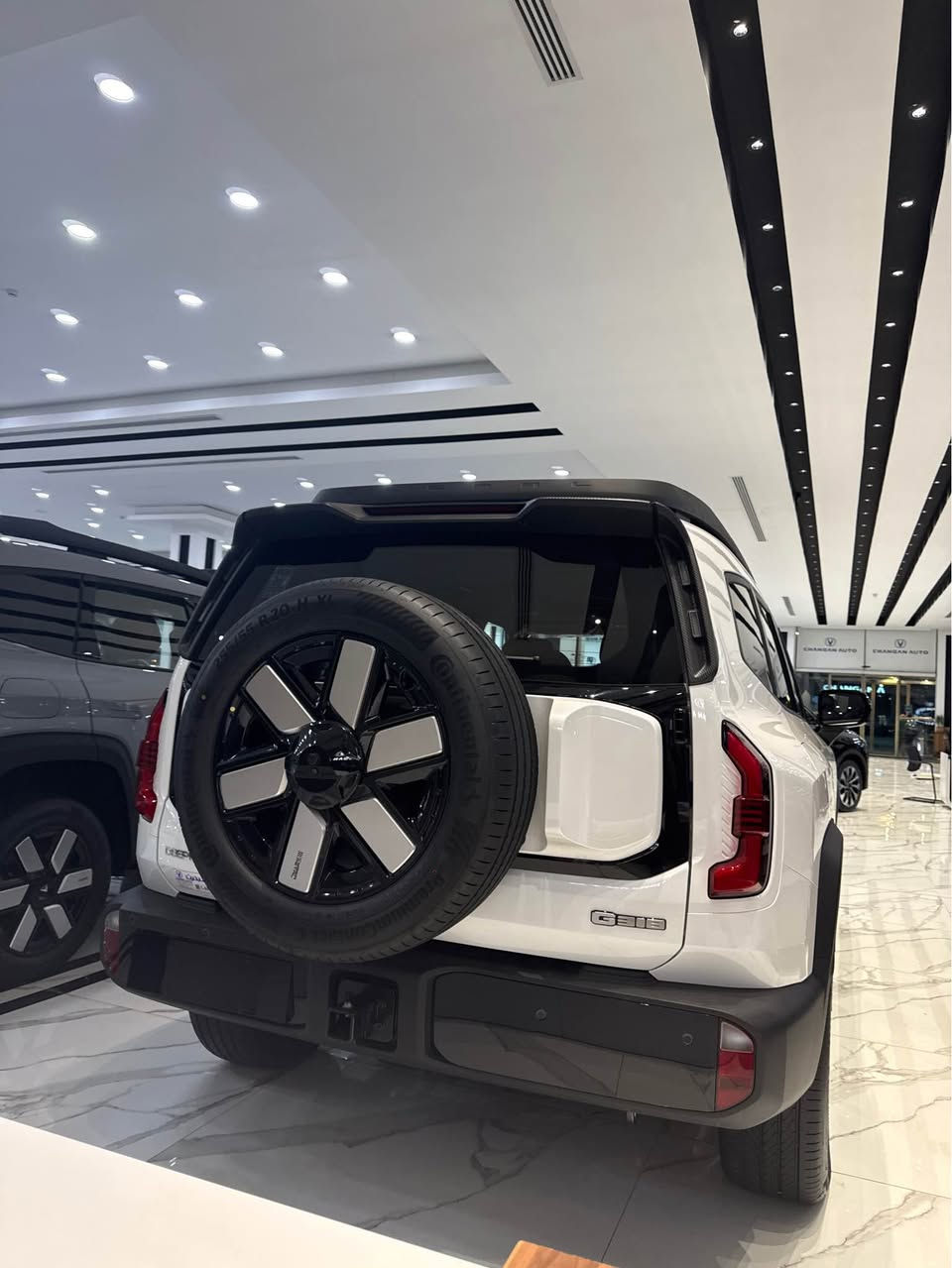 إليك مواصفات سيارة شانجان ديبال G318 (Changan Deepal G318) بشكل مفصل — هي SUV هجينة بمدى ممتد (EREV) بتصميم قوي وتجهيزات متقدمة:  ￼

🚙 المحرك ونظام الدفع
 • نوع السيارة: SUV كهربائية بمدى ممتد (EREV) — نظام هجين كهربائي مع محرك بنزين كمولد.  ￼
 • المحرك البنزين: 1.5 تر توربو (للمدى الممتد).  ￼
 • المحرك الكهربائي: نظام مزدوج (أمامي + خلفي) بقوة إجمالية 423 حصان تقريبًا (≈424 حصان).  ￼
 • العزم: حوالي 572 نيوتن·م.  ￼
 • ناقل الحركة: E-CVT (سرعة واحدة إلكترونية).  ￼
 • الدفع: دفع رباعي (4WD).  ￼
 • تسارع 0-100 كم/س: حوالي 5.9 ثانية في النسخ القوية.  ￼
 • السرعة القصوى: حوالي 185 كم/س.  ￼

🔋 البطارية والمدى
 • بطارية: حوالي 35.07 كВт·س (بطارية LFP).  ￼
 • شحن سريع: دعم لشحن 30 – 80 % في وقت قصير (مثلاً ~15-30 دقيقة حسب المصدر).  ￼
 • مدى كهربائي كامل: قد يصل إلى حوالي 140-190 كم (حسب نمط القيادة والسوق).  ￼

📏 الأبعاد
 • الطول: ~5125 مم.  ￼
 • العرض: ~2025 مم.  ￼
 • الارتفاع: ~1950 مم.  ￼
 • قاعدة العجلات: ~2880 مم.  ￼
 • خلاء الأرض (Ground Clearance): ~210 مم.  ￼
 • حجم الصندوق: حوالي 818 لتر.  ￼

🛋 التجهيزات الداخلية
 • شاشة وسطية كبيرة 14.6 إنش (دوارة).  ￼
 • نظام صوتي 16 سماعة.  ￼
 • مقاعد أمامية قابلة للتبريد مع مساج.  ￼
 • شاحن لاسلكي 50 W.  ￼
 • كاميرات 540° لإظهار محيط السيارة.  ￼
 • مفتاح ذكي، بلوتوث، ، نظام ترفيه متصل (4G, Wi-Fi).  ￼
 • أنظمة مساعدة ذكية: حساسات وقوف، مستشعرات ضوء ومطر.  ￼

🛡 السلامة وأنظمة القيادة
 • وسائد هوائية للسائق والركاب + جانبية .  ￼
 • نظام تثبيت السرعة التكيفي (Adaptive Cruise Control – ACC).  ￼
 • نظام تثبيت على الطريق، مراقبة النقطة العمياء، التنبيه عند مغادرة الحارة.  ￼
 • أنظمة ABS, EBD, ESP, HAC, HDC, TSC.  ￼

💡 الخلاصة

شانجان ديبال G318 هي SUV هجينة كهربائية بمدى ممتد (EREV) قوية الأداء، مناسبة للطرق العادية والوعرة، مع تجهيزات داخلية وتجهيزات ذكية كبيرة وتكنولوجيا حديثة في هذه الفئة السعرية.   
للاستفسار اكثر زياره موقعنا الكائن 
بغداد /سريع الدوره /محاور محطه وقود شواطئ دجله 

***********
*********** بغداد, العراق
