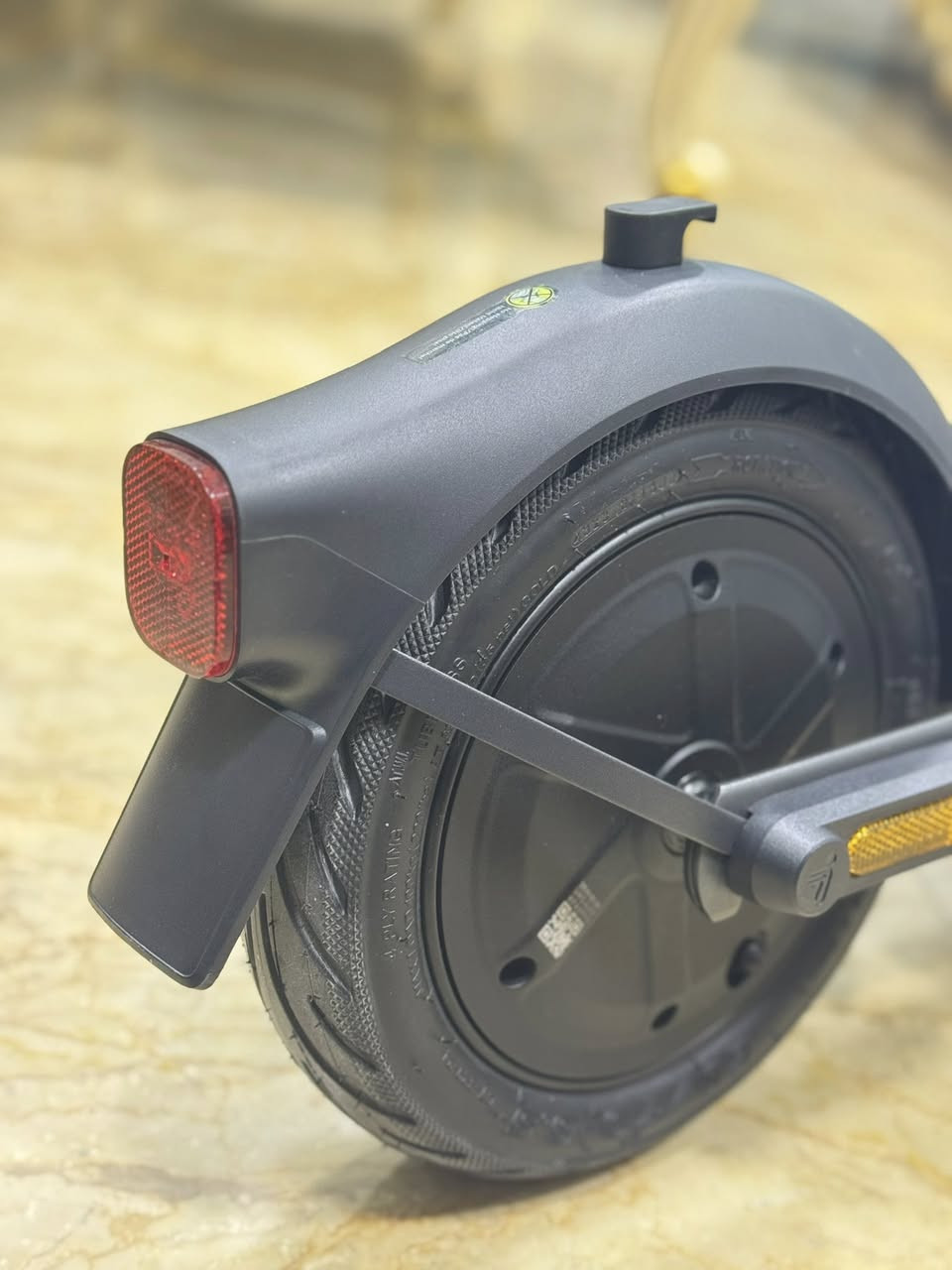 السكتور ninebot الغني عن التعريف ميحتاج احجي عنه
وفوك كل هذا مماشي لوك جديد اوربي يتحمل  وزن 150 كيلو 
تجي تفحص وتاخذ وينربط بتطبيق على الجهاز 
***********
السعر 550 وبي مجال بسيط للعلم سعر الجديد مليون
