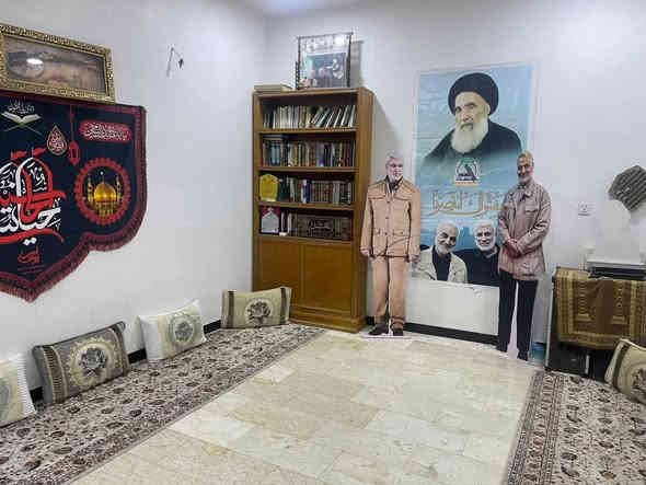 #مكتب_الشكري_للعقار دار سكن 200 م مربع مع محلات 
🌍 الموقع :النجف الاشرف_  الكوفه شارع المطار السايدين شارع علكم ثالث بيت عن شارع ع شارع علكم الرئيسي وليس فرع وشارع تبليط
----------------------------------------
🔳  زراعي سند 25
🔳 المساحه 200 م 
🔳دار سكن زراعي جاهز 
--------------------------------
🧾 تفاصيل البيت 🧾
يحتوي علئ غرفتين صاله مطبخ تخاريج استقبال 
صب كونكريت الأساس والسقف طابوك 
كافه الخدمات متوفره 
------------------------------
سعر البيع 135
مليون 💷
☎️ للاستفسار 
واتساب ***********
***********
🛣️عنوان المكتب النجف الأشرف _ الكوفه شارع المطار السايدين مقابل جوهره العرب مباشرتٱ مكتب الشكري للعقار
