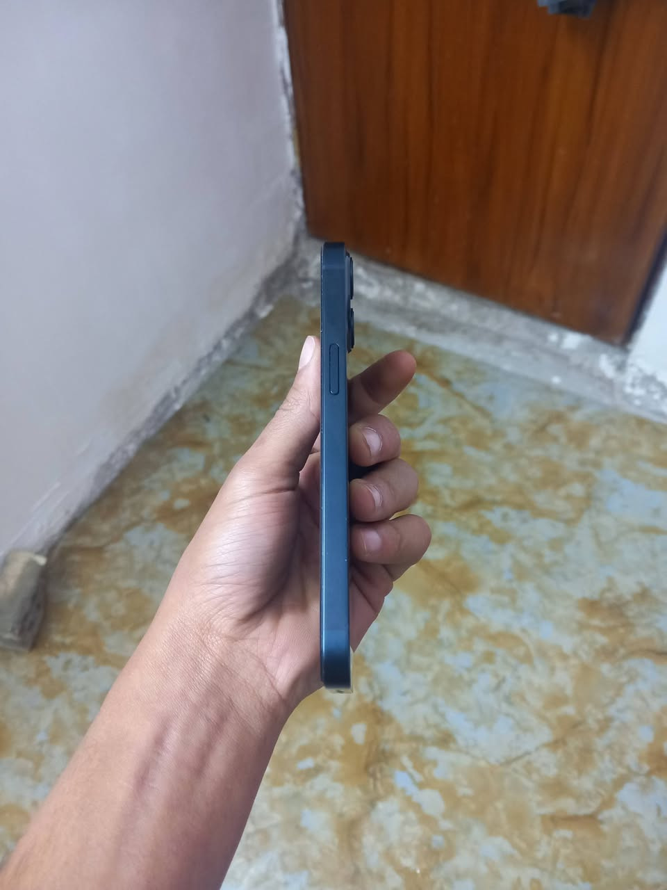 سلام عليكم اخوتي عندي هاذ ال13 العادي عربي شرق اوسط  ذاكرة ب128بطارية94 تليفون نضيف مال بيت نضافة عامة وتر ممفتوح رايدة ب425 وبي مجال حك جية مكاني بغداد مدينة ***********
